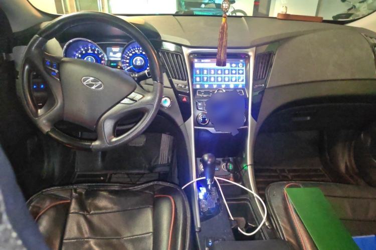Used Hyundai Sonata 2011 2.0L Automatic Luxury Edition Center Console