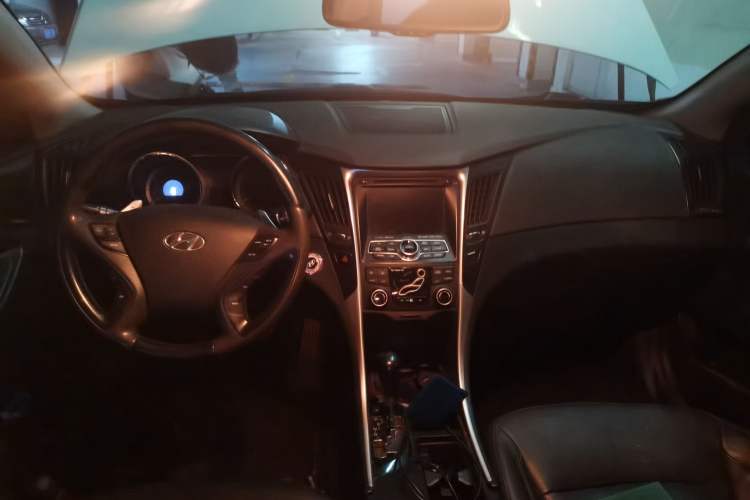 Used Hyundai Sonata 2011 2.4L Automatic Top-Tier Version Center Console