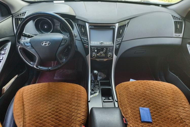 Used Hyundai Sonata 2011 2.0L Automatic Leading Edition Center Console