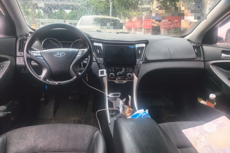 Used Hyundai Sonata 2011 2.0L Automatic Leading Edition Center Console