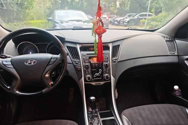 Used Hyundai Sonata 2011 2.0L Automatic Leading Edition Center Console
