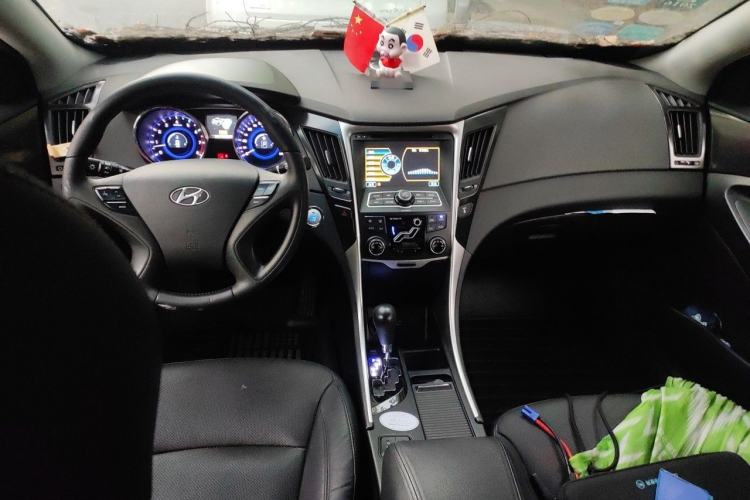 Used Hyundai Sonata 2011 2.0L Automatic Luxury Edition Center Console