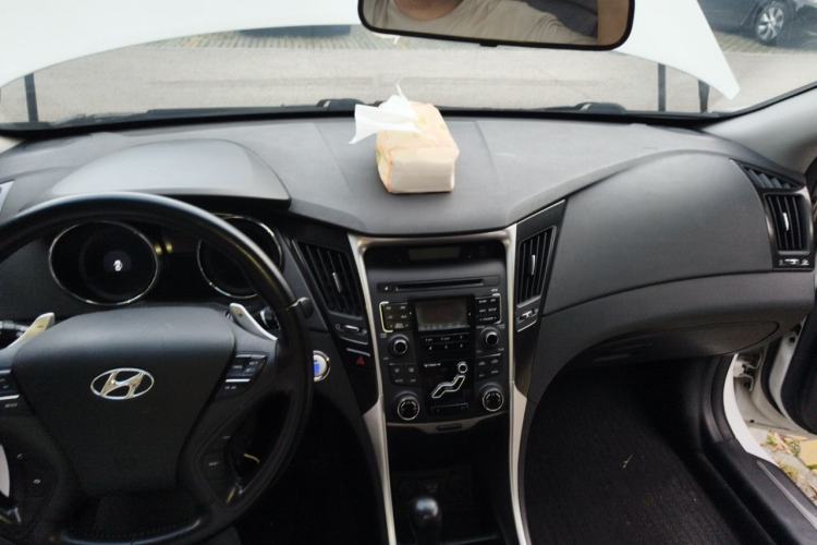 Used Hyundai Sonata 2011 2.0L Automatic Luxury Edition Center Console