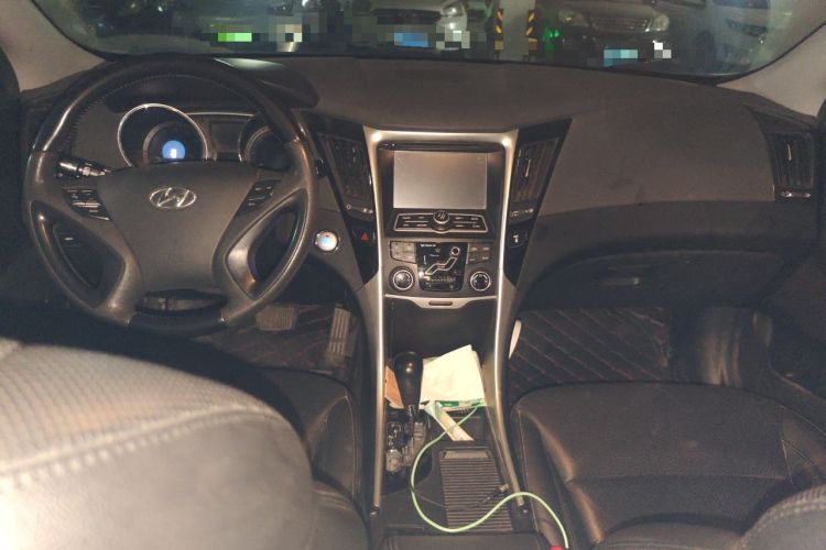 Used Hyundai Sonata 2011 2.0L Automatic Luxury Edition Center Console