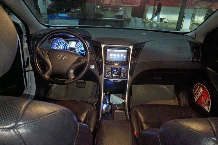 Used Hyundai Sonata 2011 2.0L Automatic Luxury Edition Center Console