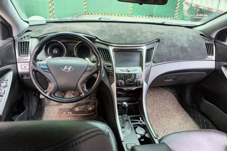 Used Hyundai Sonata 2011 2.0L Automatic Luxury Edition Center Console