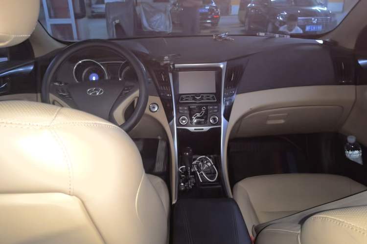 Used Hyundai Sonata 2011 2.0L Automatic Luxury Edition Center Console