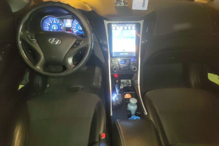 Used Hyundai Sonata 2011 2.0L Automatic Leading Edition Center Console