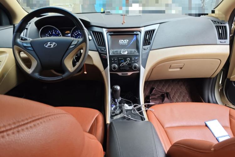 Used Hyundai Sonata 2011 2.0L Automatic Leading Edition Center Console