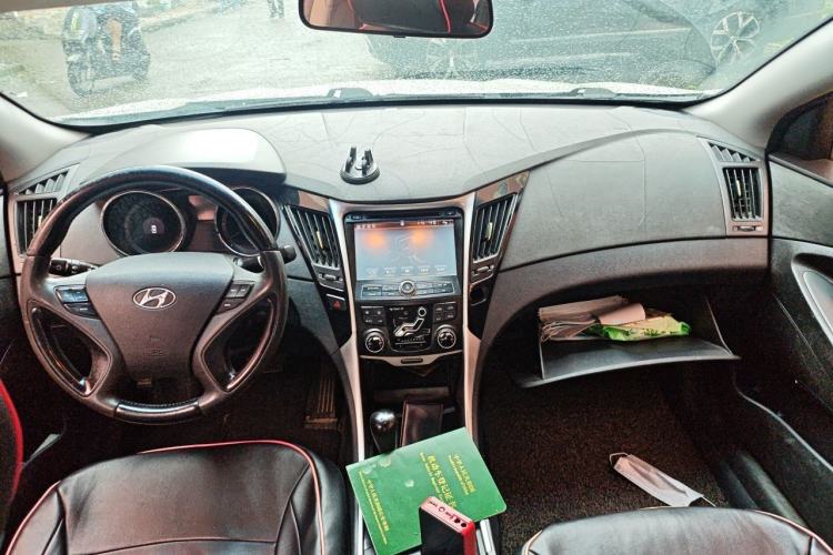 Used Hyundai Sonata 2011 2.0L Automatic Leading Edition Center Console