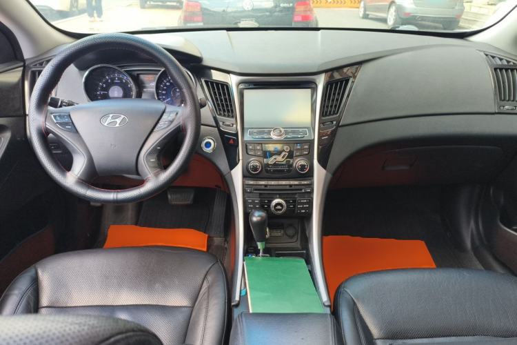 Used Hyundai Sonata 2011 2.0L Automatic Supreme Edition Center Console
