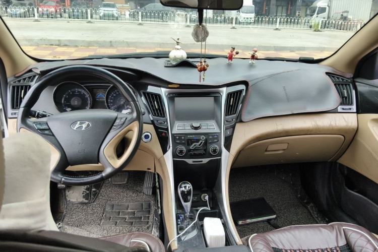 Used Hyundai Sonata 2011 2.0L Automatic Luxury Edition Center Console
