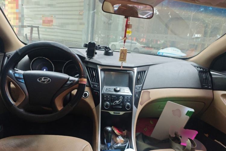 Used Hyundai Sonata 2011 2.0L Automatic Luxury Edition Center Console
