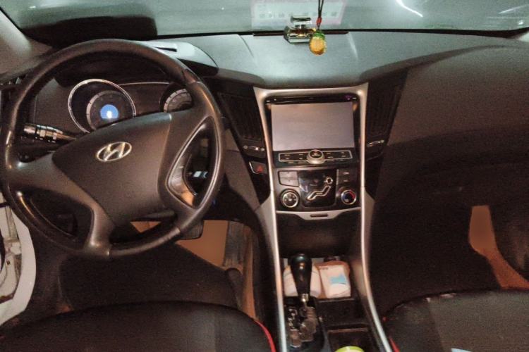 Used Hyundai Sonata 2011 2.0L Automatic Fashion Edition Center Console