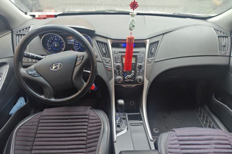 Used Hyundai Sonata 2011 2.0L Automatic Leading Edition Center Console