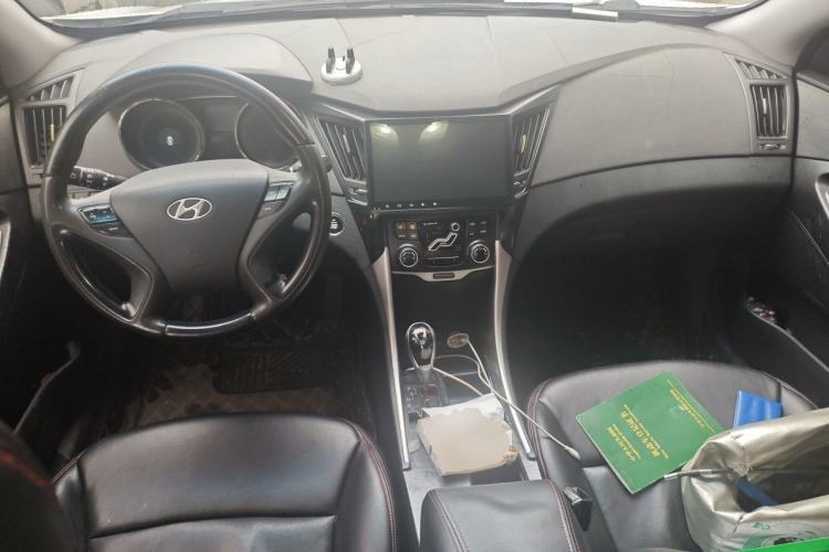 Used Hyundai Sonata 2011 2.0L Automatic Leading Edition Center Console