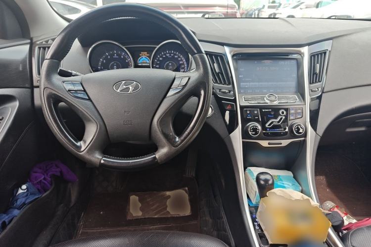 Used Hyundai Sonata 2011 2.0L Automatic Luxury Edition Center Console