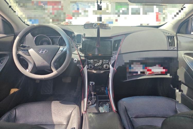 Used Hyundai Sonata 2011 2.0L Automatic Supreme Edition Center Console