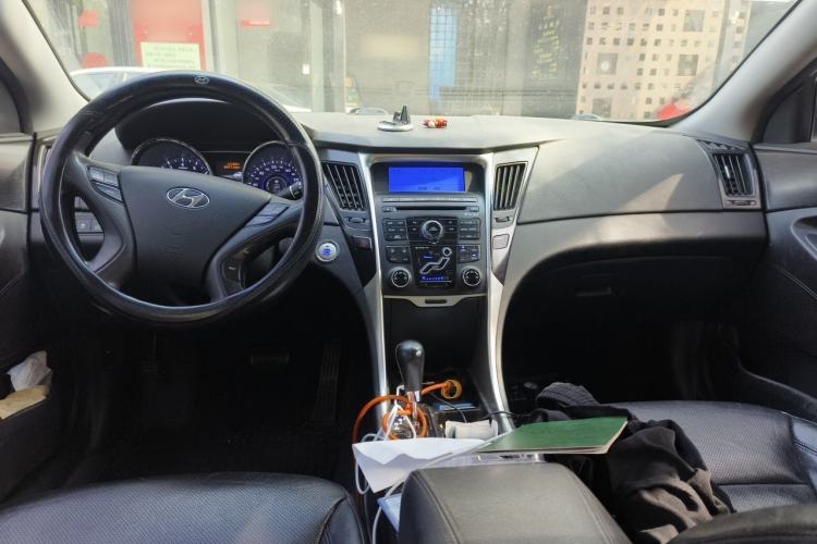 Used Hyundai Sonata 2011 2.0L Automatic Luxury Edition Center Console