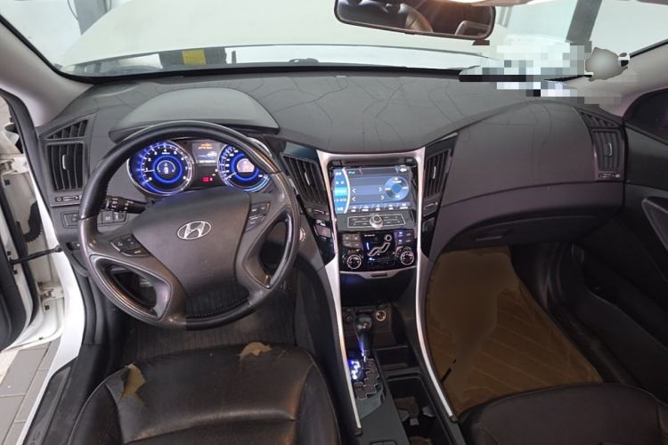 Used Hyundai Sonata 2011 2.0L Automatic Leading Edition Center Console