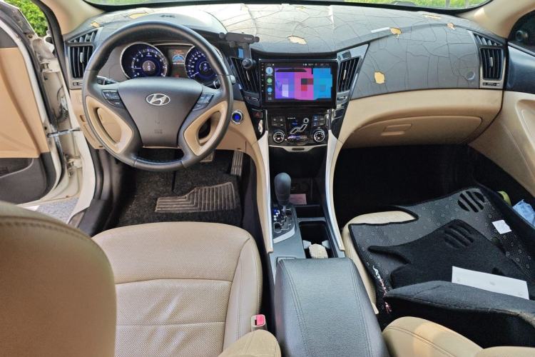 Used Hyundai Sonata 2011 2.0L Automatic Luxury Edition Center Console