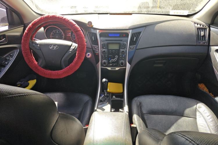 Used Hyundai Sonata 2011 2.0L Automatic Luxury Edition Center Console
