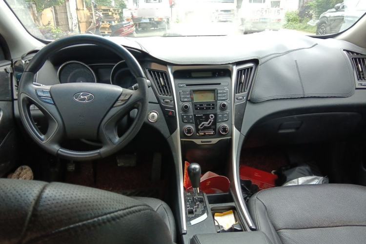 Used Hyundai Sonata 2011 2.0L Automatic Luxury Edition Center Console