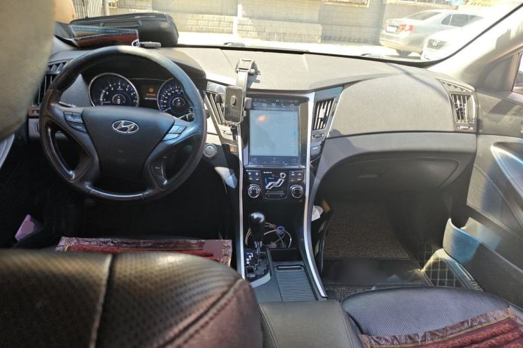 Used Hyundai Sonata 2011 2.0L Automatic Prestige Edition Center Console