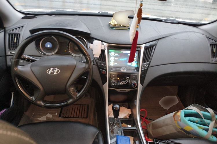 Used Hyundai Sonata 2011 2.0L Automatic Fashion Edition Center Console