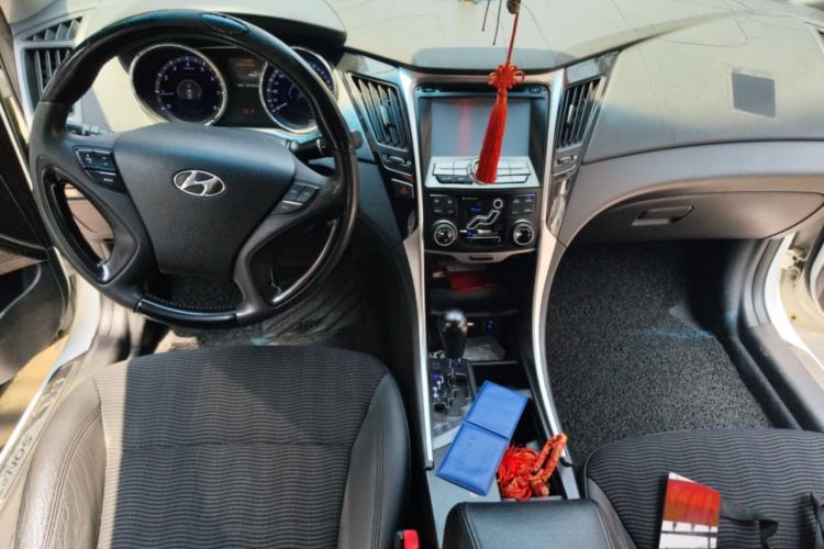 Used Hyundai Sonata 2011 2.0L Automatic Leading Edition Center Console