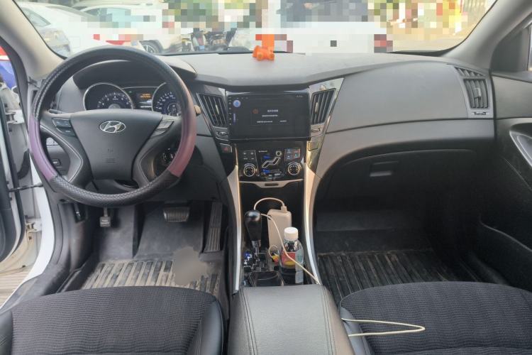 Used Hyundai Sonata 2011 2.0L Automatic Leading Edition Center Console