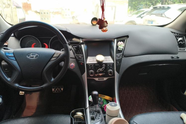 Used Hyundai Sonata 2011 2.0L Automatic Luxury Edition Center Console