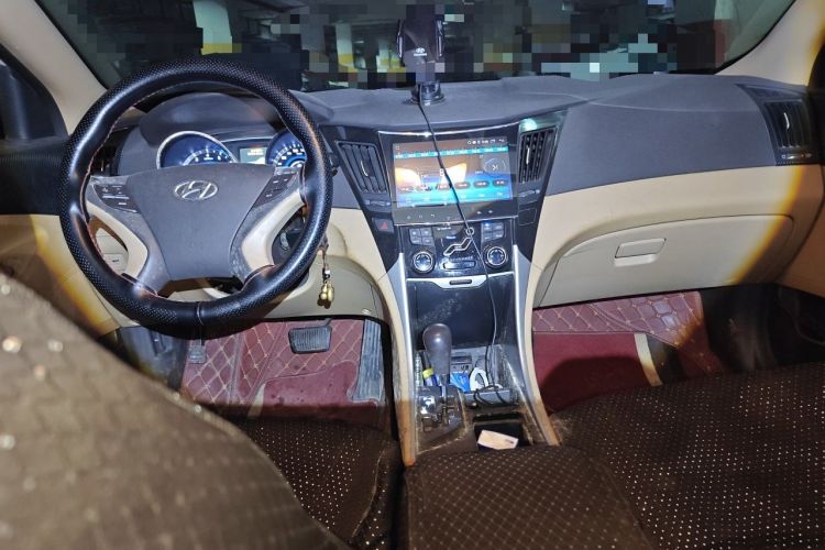Used Hyundai Sonata 2011 2.0L Automatic Leading Edition Center Console