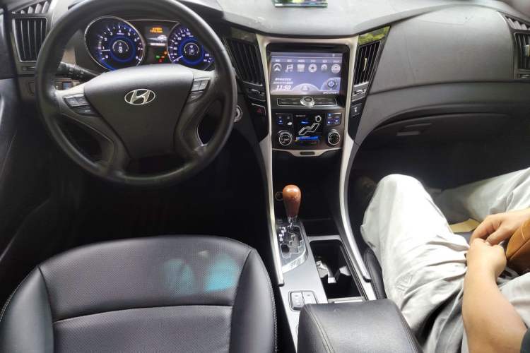 Used Hyundai Sonata 2011 2.0L Automatic Luxury Edition Center Console