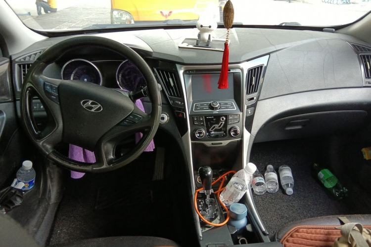 Used Hyundai Sonata 2011 2.0L Automatic Luxury Edition Center Console