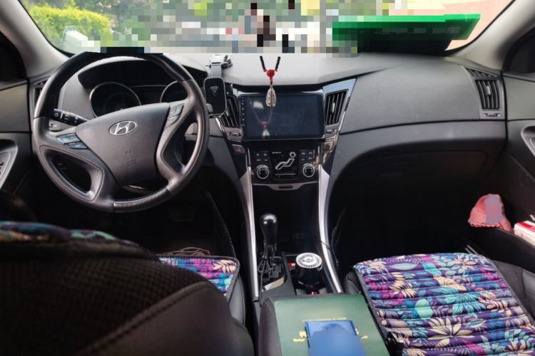 Used Hyundai Sonata 2011 2.0L Automatic Leading Edition Center Console