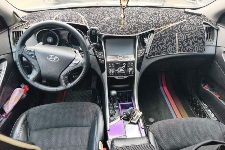 Used Hyundai Sonata 2011 2.0L Automatic Leading Edition Center Console