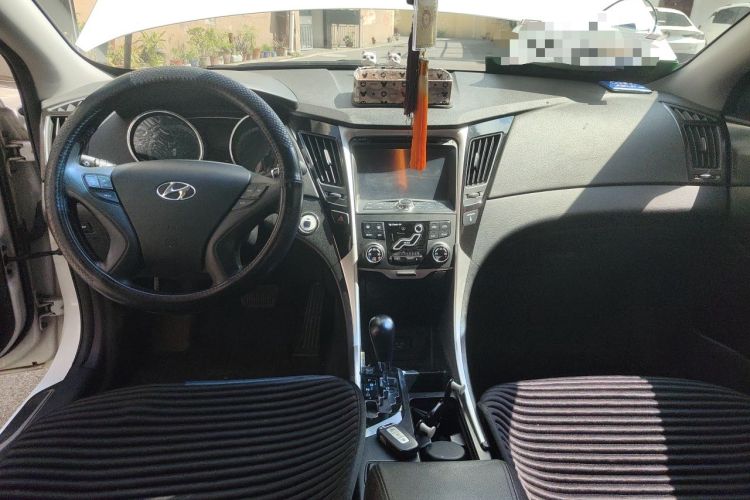 Used Hyundai Sonata 2011 2.0L Automatic Luxury Edition Center Console