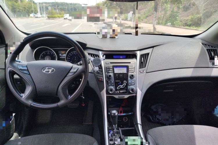 Used Hyundai Sonata 2011 2.0L Automatic Leading Edition Center Console