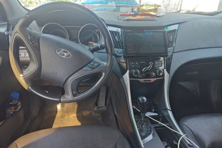 Used Hyundai Sonata 2011 2.0L Automatic Prestige Edition Center Console