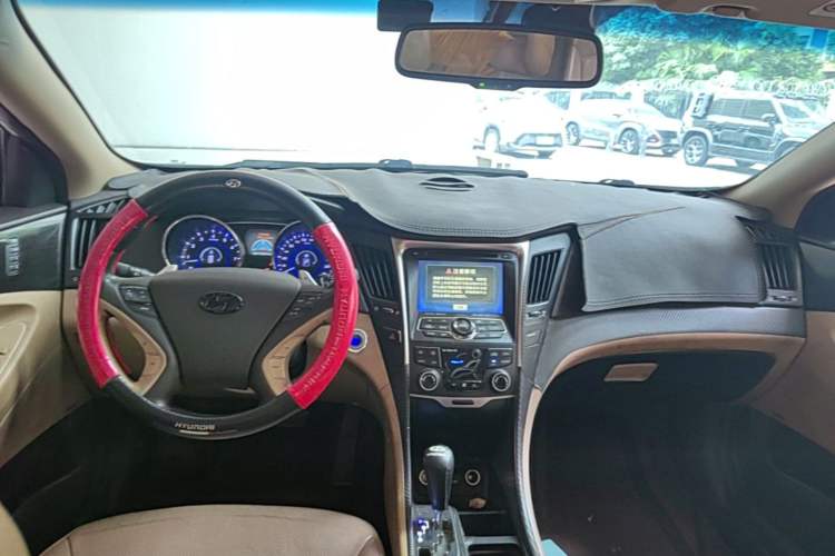 Used Hyundai Sonata 2011 2.0L Automatic Top-Grade Version Center Console