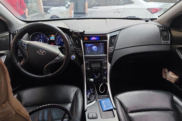 Used Hyundai Sonata 2011 2.0L Automatic Luxury Edition Center Console
