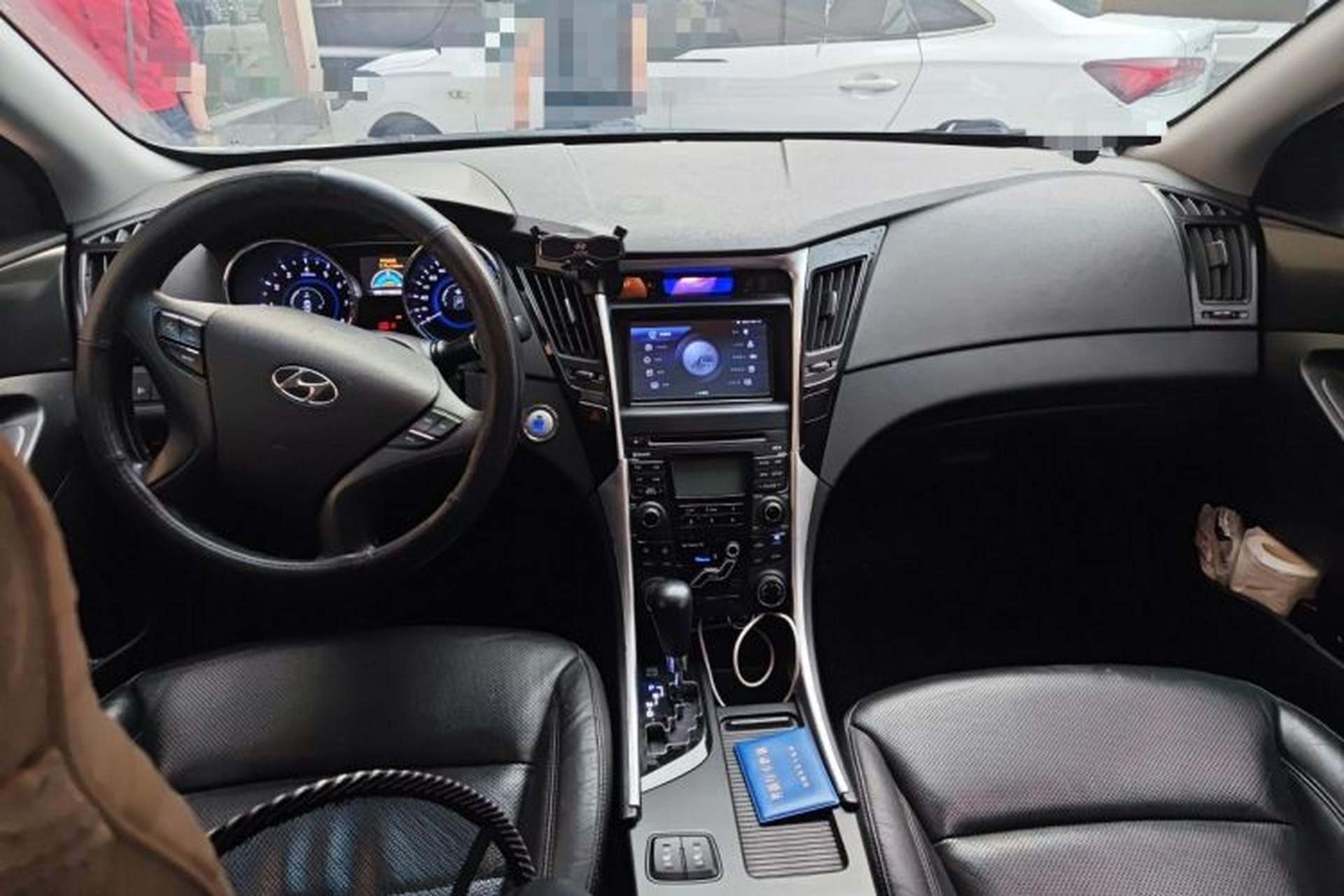 Used Hyundai Sonata 2011 2.0L Automatic Luxury Edition Center Console