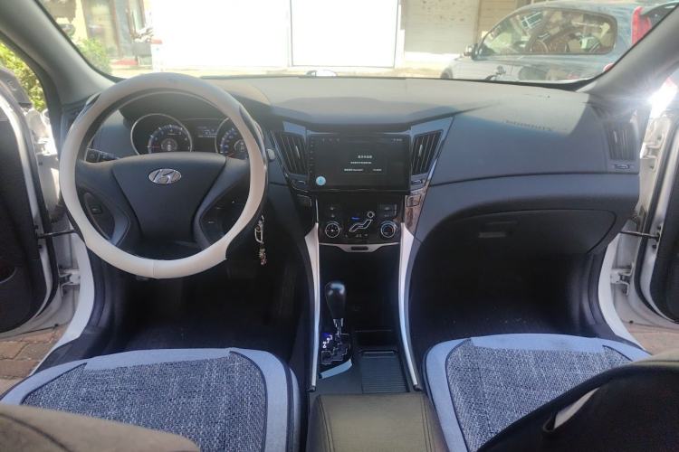 Used Hyundai Sonata 2011 2.0L Automatic Fashion Edition Center Console