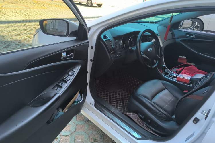 Used Hyundai Sonata 2011 2.0L Automatic Luxury Edition Driver Seat