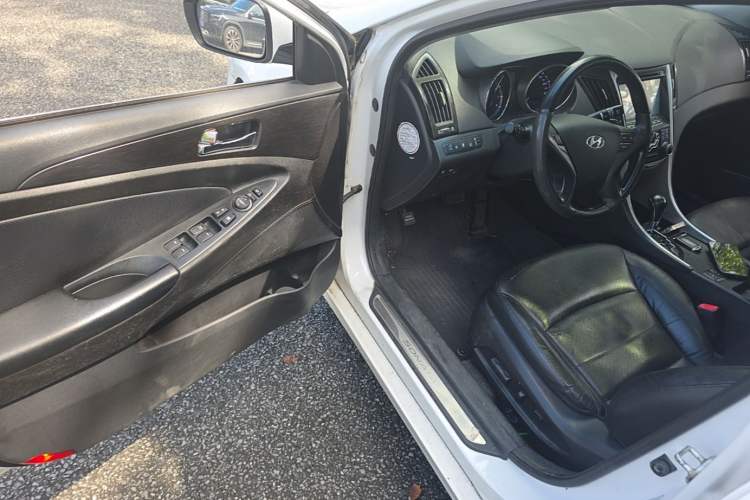 Used Hyundai Sonata 2011 2.0L Automatic Luxury Edition Driver Seat