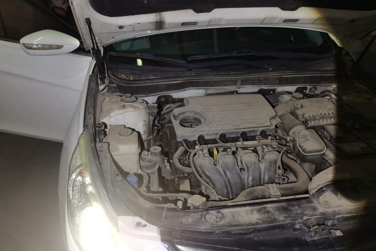 Used Hyundai Sonata 2011 2.4L Automatic Top-Tier Version Engine Bay Right