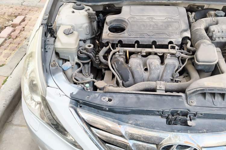 Used Hyundai Sonata 2011 2.4L Automatic Top-Tier Version Engine Bay Right