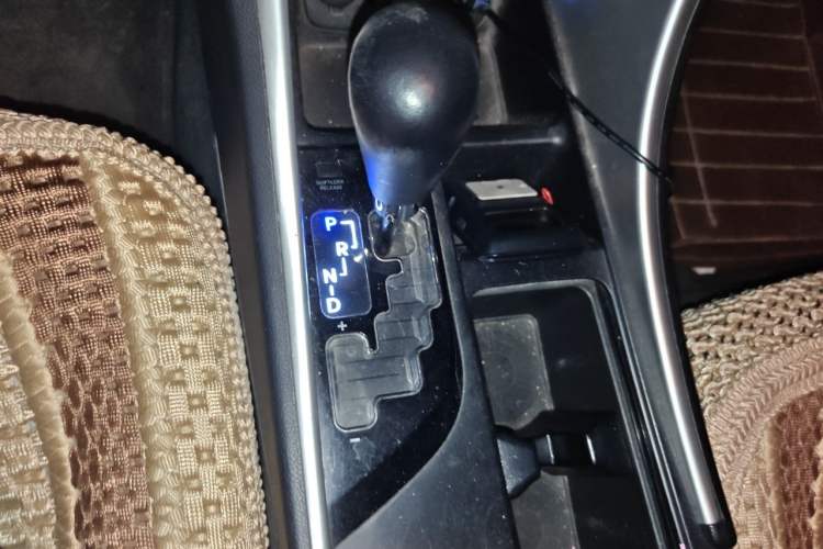Used Hyundai Sonata 2011 2.0L Automatic Leading Edition Gear Lever