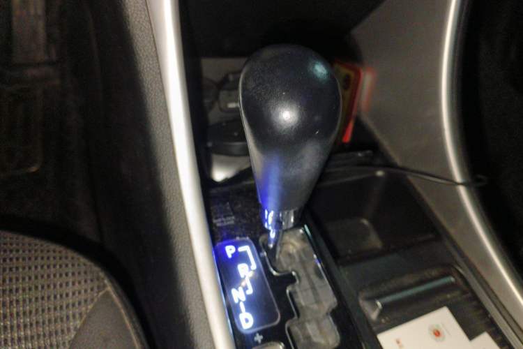 Used Hyundai Sonata 2011 2.0L Automatic Fashion Edition Gear Lever